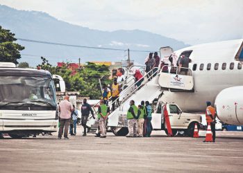 «Ilegal e inhumano»: política de deportación exprés de EE. UU. costó $15 millones
