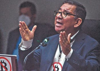 Exfuncionario del FMLN se mofa del «hospital para chuchos»