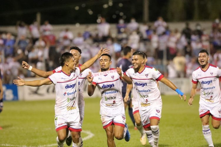 Los integrantes de Luis Ángel Firpo, celebran por todo lo alto el triunfo que lograron esta noche ante FAS. Foto René Estrada.