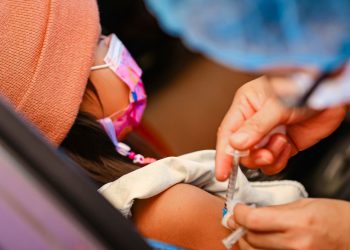 Salvadoreños reciben la vacuna contra la COVID-19 en las diferentes modalidades este domingo