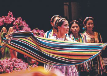 Bukele les da ley de escalafón a los empleados de Cultura