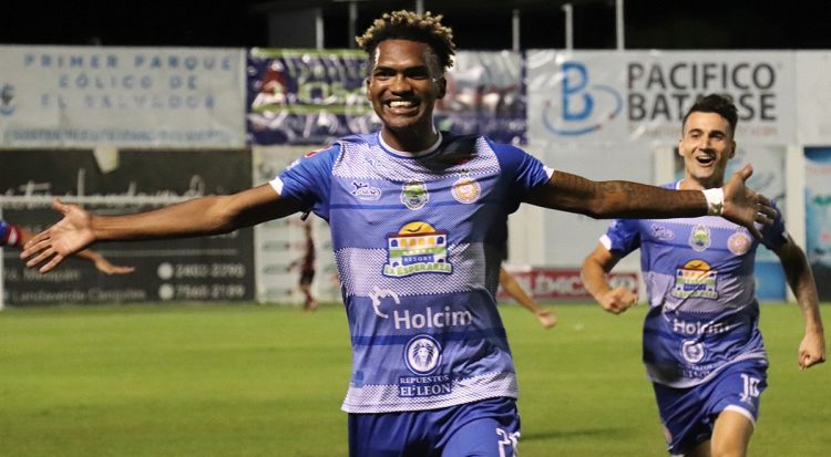 El hondureño Paulino Castillo anotó el segundo gol de Metapán casi sobre el final del juego y festejaron el triunfo sobre Firpo. Foto Julissa Sánchez.