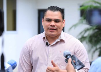 Caleb Navarro: «Los altos intereses que se aplican a los créditos ahogan a los salvadoreños»