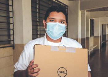Las computadoras brindan más oportunidades de superación para los jóvenes salvadoreños