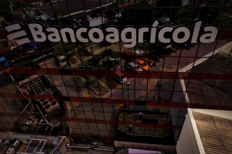 El Bancoagrícola cuenta con un total de 1700, puntos de atención en el país, lo que incluye un total de 59 agencias.