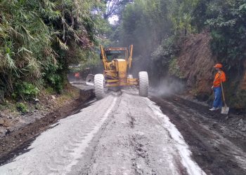 El Fovial repara calle hacia la Laguna Verde
