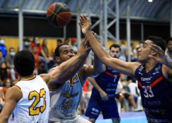 Fantasmas y Águila iniciaron los cuartos de final de la Liga Mayor de Baloncesto con sendos triunfos
