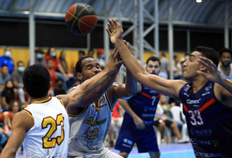 Los Fantasmas de San Vicente se impusieron a Santa Ana 83 a 63 en el inicio de los cuartos de final de la LMB. Fotos INDES.