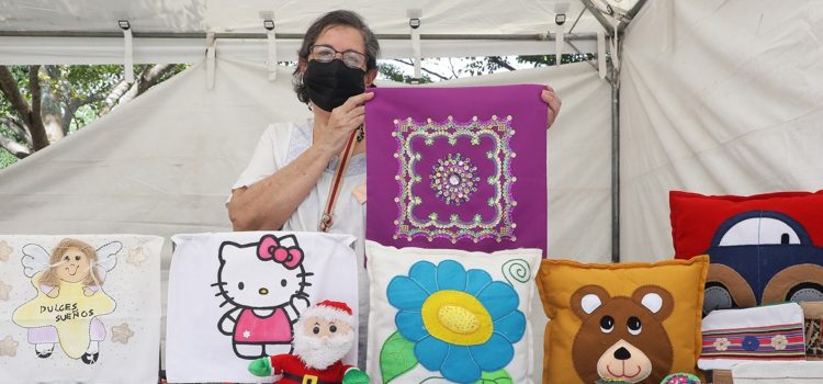 Aída Rodríguez, con Aysha, un emprendimiento de bordado hindú, invitó a turistas a conocer sus productos que todavía estarán presentes mañana.