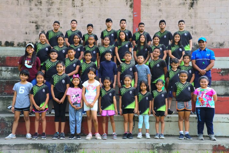 La escuela de atletismo de la ciudad de Huizúcar, ha crecido en poco tiempo, ya son más de 30 niños los que entrenan bajo la responsabilidad del entrenador Walter Antonio Lara. Fotos René Estrada.