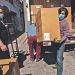 Chilenos asisten a  una reñida elección presidencial