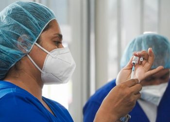 El Salvador alcanzó la meta de vacunación propuesta por el FMI