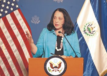Jean Manes deja el país y retoma cargo en el Comando Sur