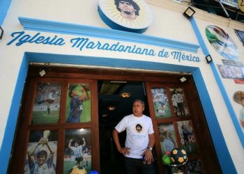 Grupo religioso devoto de Maradona realiza su primer bautizo en México