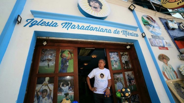 El argentino Marcelo Buchet, fundador de la Iglesia Maradoniana de México, posa durante un homenaje a la fallecida estrella del fútbol Diego Maradona en el primer aniversario de su muerte, en San Andrés Cholula, estado de Puebla, México el 25 de noviembre de 2021. FOTO / AFP