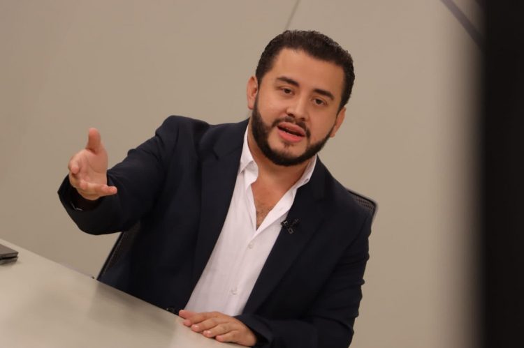 El ministro de Obras Públicas y Transporte, Romeo Rodríguez, informa sobre los proyectos viales que desarrollan en el país.