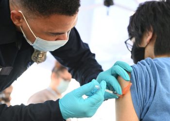 Estados Unidos quiere más datos sobre nueva variante de la COVID-19 antes de cerrar fronteras