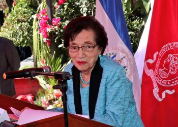 Inauguran escultura en honor a la Dra. María Isabel Rodríguez