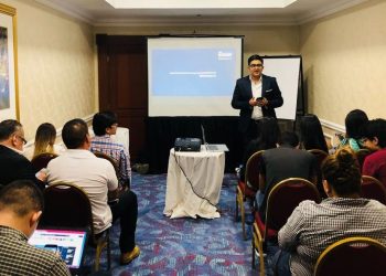 Docente salvadoreño impulsa la educación en criptomonedas