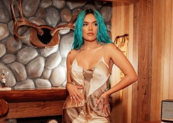 Karol G sufre terrible caída durante un concierto en Miami