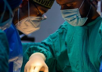 Población salvadoreña es beneficiada con cirugías y equipo médico