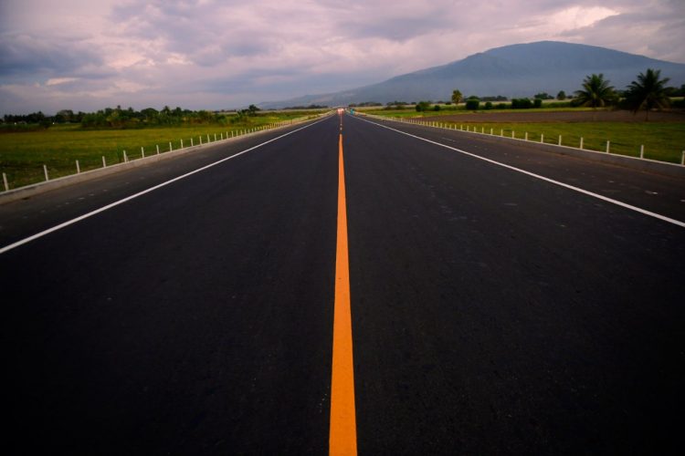El periférico Claudia Lars cuenta con 98 % de avance y actualmente se trabaja en las señales verticales y horizontales.
