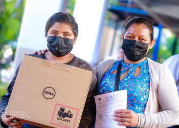 Estudiantes de segundo y tercer ciclo son beneficiados con la entrega de computadoras
