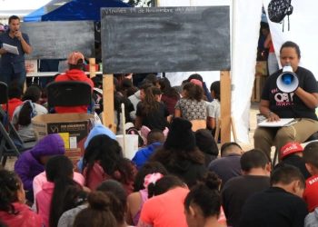 Niños migrantes asisten a escuela improvisada en frontera EE. UU