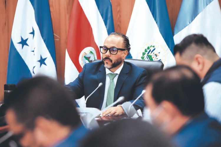 La comisión política ha desarrollado un proceso abierto al público en cada etapa para el nombramiento del nuevo fiscal para tres años.