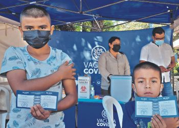 Hermanos acuden a vacunarse en La Unión
