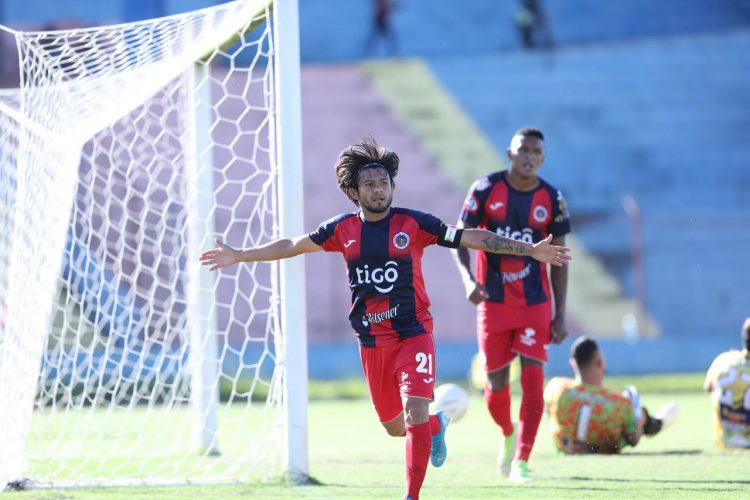El delantero Wilma Torres celebra luego de anotar frente al 11 Deportivo. Foto: David Martínez.