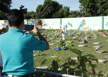 Visitantes de los cementerios cumplen con estrictas medidas de bioseguridad