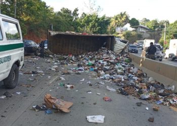 Rastra cargada de basura vuelca y bloquea carriles hacia el puerto de La Libertad