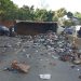 Rastra cargada de basura vuelca y bloquea carriles hacia el puerto de La Libertad