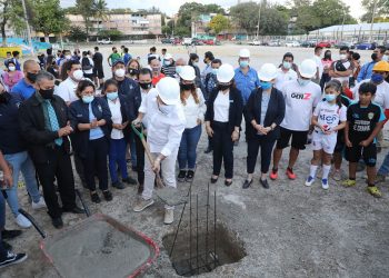 Se colocó la primera piedra para la restauración de la cancha #1 de la Zacamil