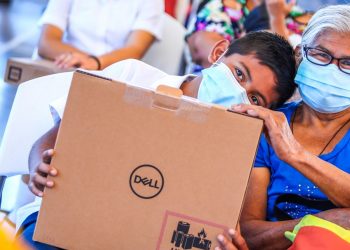 Gobierno de El Salvador entrega computadoras a estudiantes de Nuevo Cuscatlán