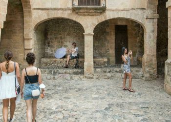 Aumentan los turistas en España, pero siguen lejos del nivel prepandemia
