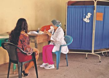 Llevan los servicios de salud a Lolotiquillo