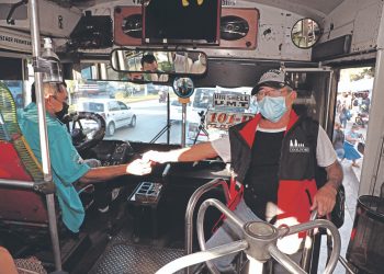 Personas con discapacidad y adultos mayores solo pagarán medio pasaje en El Salvador