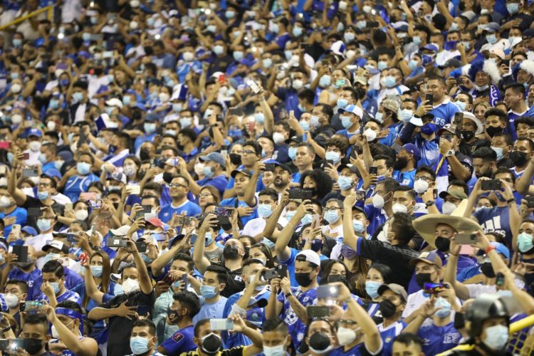 Aficionados durante el juego entre El Salvador y México en el estadio Cuscatlán. Foto: archivo
