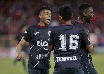 Con un penal sobre la hora, FAS se impuso en el derbi santanteco ante Isidro Metapán