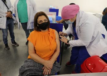 Ministra de Educación recibe tercera dosis e invita a la población a agendar su cita de vacunación