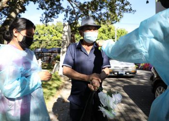 Salvadoreños deben  cumplir  con estos protocolos de bioseguridad en los cementerios del país