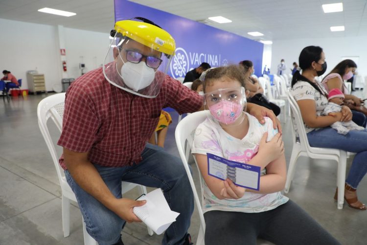 Los padres asisten junto a sus hijos al megacentro de vacunación para cumplir con la estrategia de inmunización. Foto René Estada