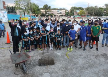 Autoridades inician con la restauración de la cancha de fútbol en la colonia Zacamil