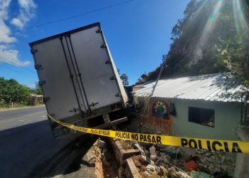 Tráiler impacta contra vivienda y deja una persona fallecida en carretera Troncal del Norte