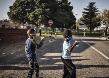 Sudáfrica registra un pico de infecciones por covid-19 entre niños
