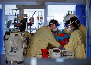 El Reino Unido anuncia primera muerte por ómicron y refuerza medidas