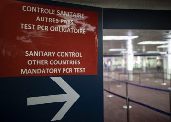Caos en el transporte aéreo y nuevas restricciones previstas en Francia por ómicron