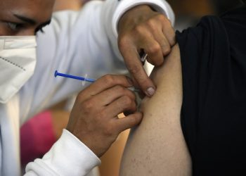 México aplicará vacuna de refuerzo contra covid-19 a mayores de 65 años